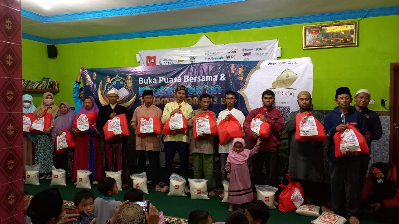 Tabung Infaq Salurkan 100 Paket Sembako di Kampung Mualaf Karanganyar